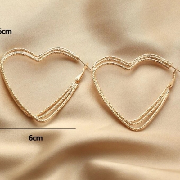 NEW Triple Gold Heart Hoop Earrings - Picture 4 of 4